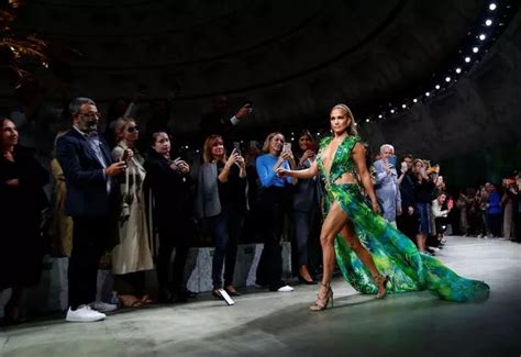 jennifer lopez grünes versace kleid|jennifer lopez green jungle versace.